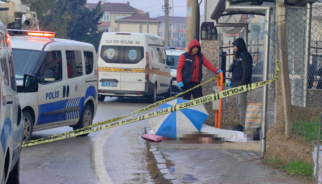 Bursa’da kahreden son: Cenazeyi şemsiyeyle korudular