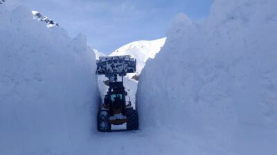 Hakkari’de 7 metreyi bulan karda yol açma çalışması