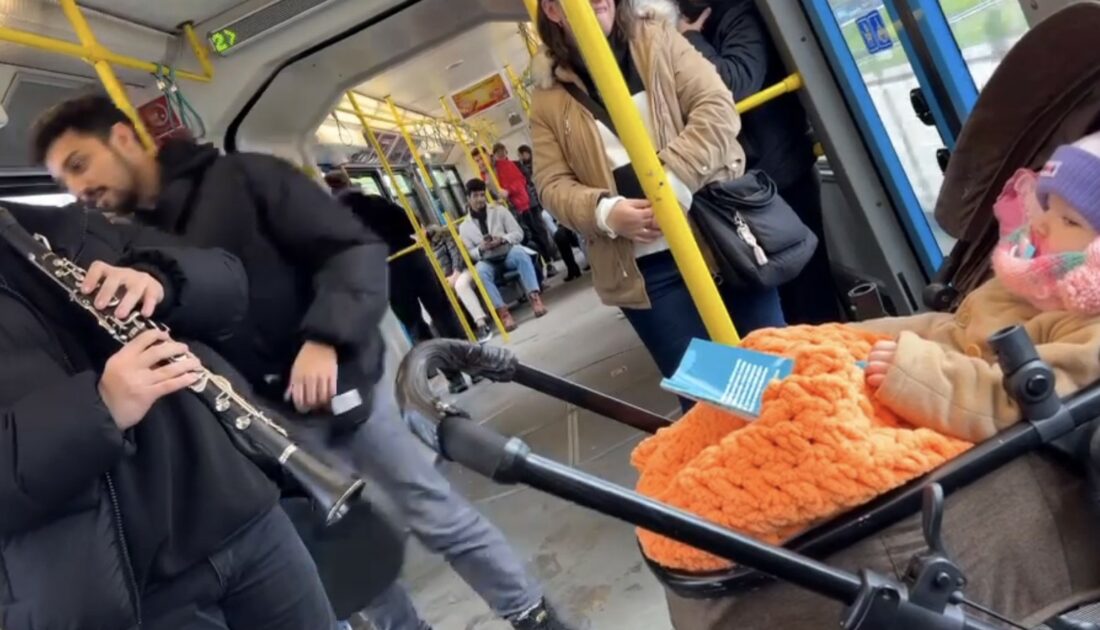 Bursa’da iç ısıtan anlar! Metroda ağlayan bebeği klarnetle uyuttular