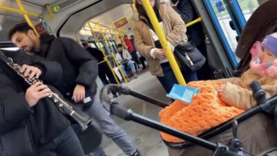 Bursa’da iç ısıtan anlar! Metroda ağlayan bebeği klarnetle uyuttular