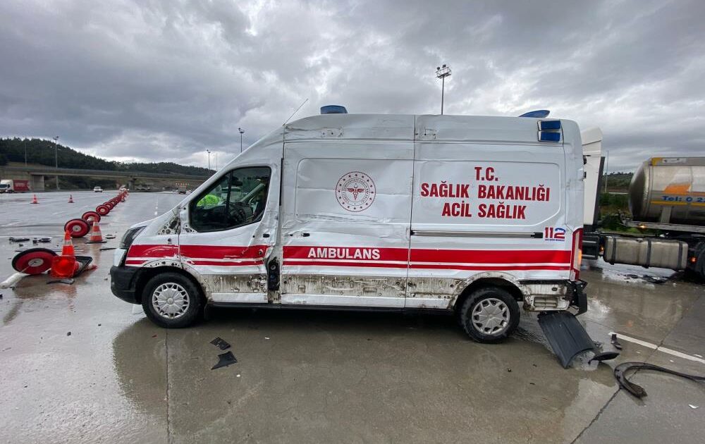 Bursa’da hastaneden dönen ambulansa TIR çarptı