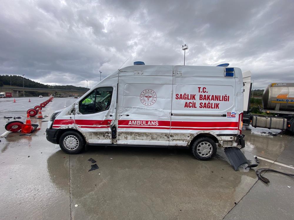 Bursa’da hastaneden dönen ambulansa TIR çarptı