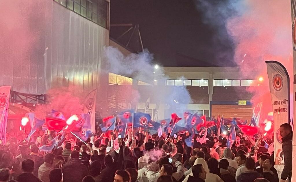 Bursa’da işçilerin zam sevinci sabaha kadar sürdü