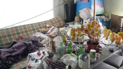 Biriktirdiği eşyalarla evi çöp eve döndü: Görenleri hayrete düşürdü