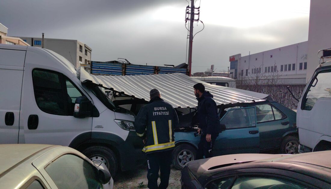 Bursa’da fabrikanın çatısı uçtu! Yediemindeki araçlara zarar verdi