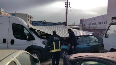 Bursa’da fabrikanın çatısı uçtu! Yediemindeki araçlara zarar verdi