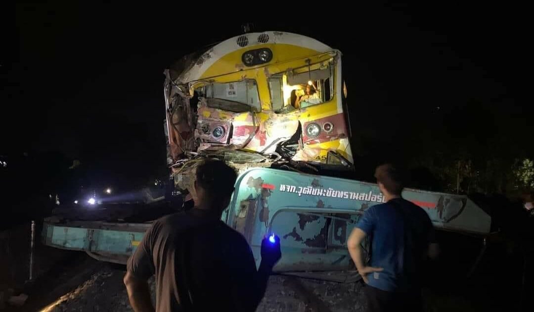 Tayland’da yolcu treni vince çarptı