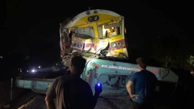 Tayland’da yolcu treni vince çarptı