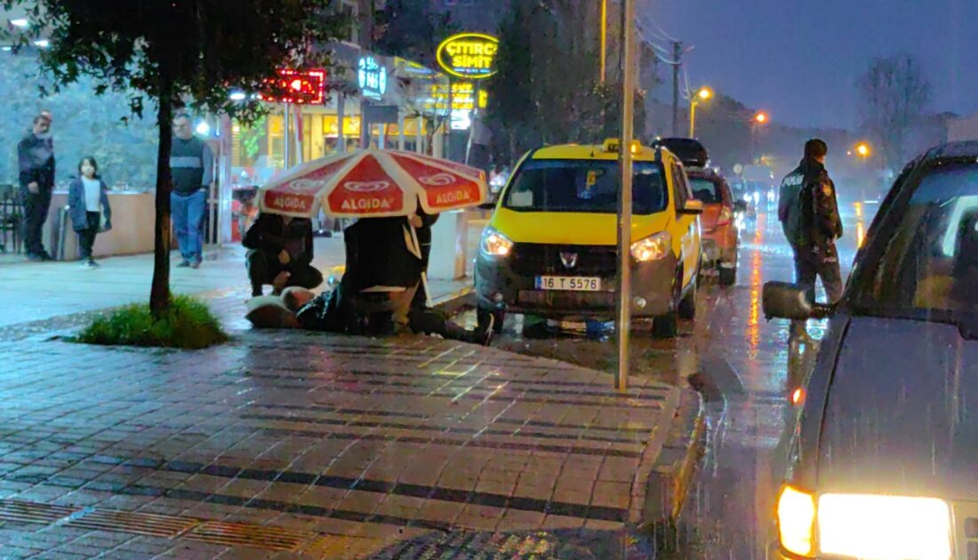 Bursa’da yaralıyı yağmurdan böyle korudular