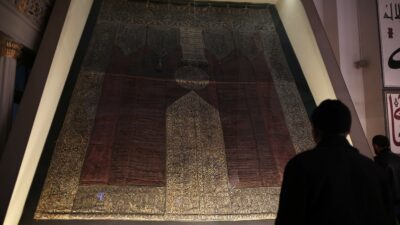 Bursa Ulu Cami’de sergileniyordu… Kabe örtüsünün altın püskülleri kayboldu!