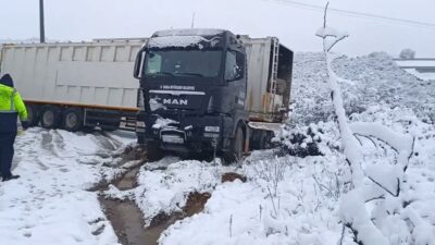 Bursa’da kar yağışı sonrası tırlar yolda kaldı