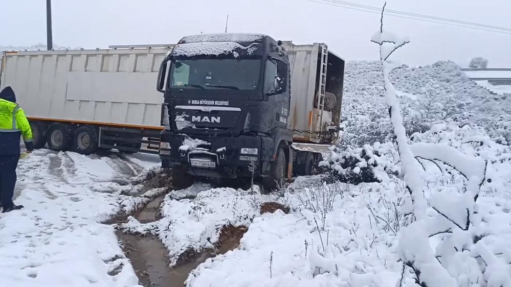Bursa’da kar yağışı sonrası tırlar yolda kaldı Bursa’da kar yağışı sonrası tırlar yolda kaldı