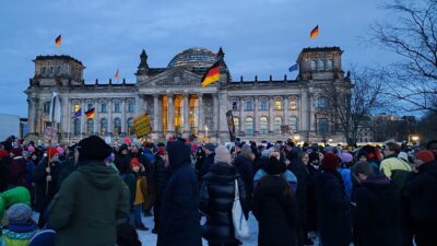Berlin’de 100 bin kişiden ırkçılık karşıtı gösteri