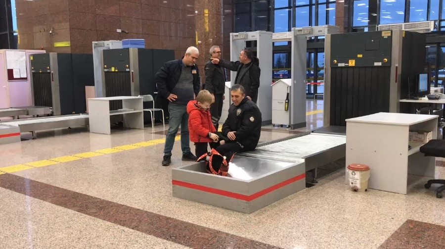 Bursa’da küçük çocuğun çantasındakiler polisi harekete geçirdi!