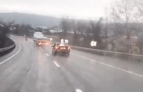 Bursa trafiğinde kardan adam görüldü!