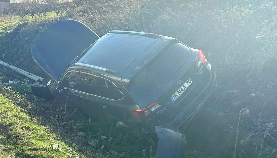 Bursa’da kaza yapan araçlar yol kenarına savruldu