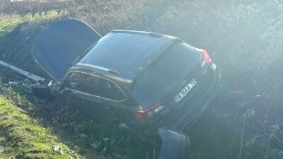 Bursa’da kaza yapan araçlar yol kenarına savruldu