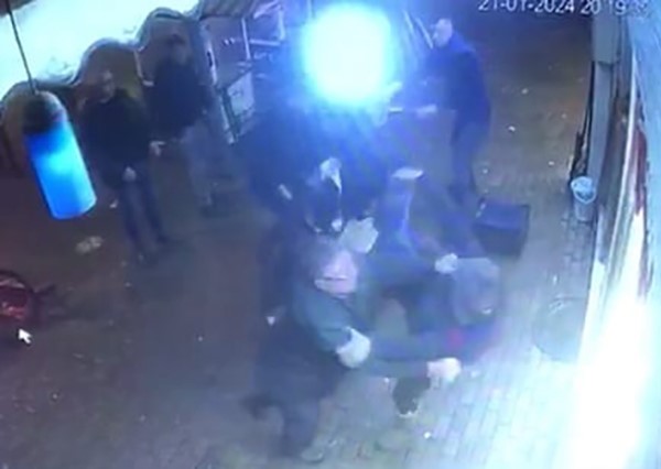 Bursa’da husumetlisine çivili sopayla saldırdı