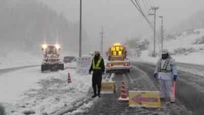 Japonya’da şiddetli kar yağışı: Uçuşlar iptal edildi