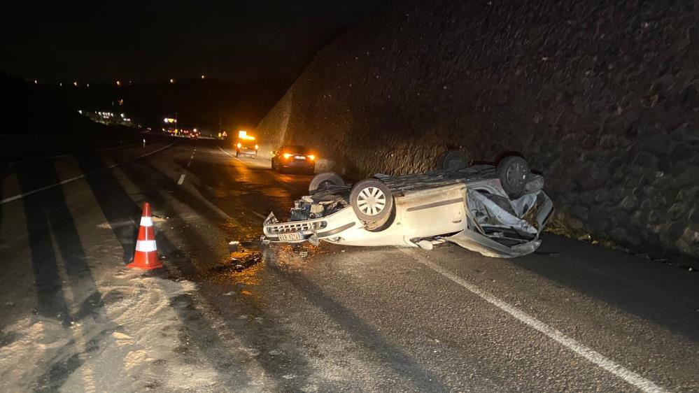 Otomobil 15 metre yükseklikten karayoluna uçtu: 2 ölü