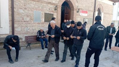 Bursa’da polis namaz sonrası broşür dağıttı