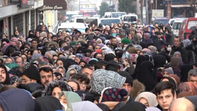 Bursa’da ucuz tencere tabak çılgınlığı… Adeta birbirlerini ezdiler