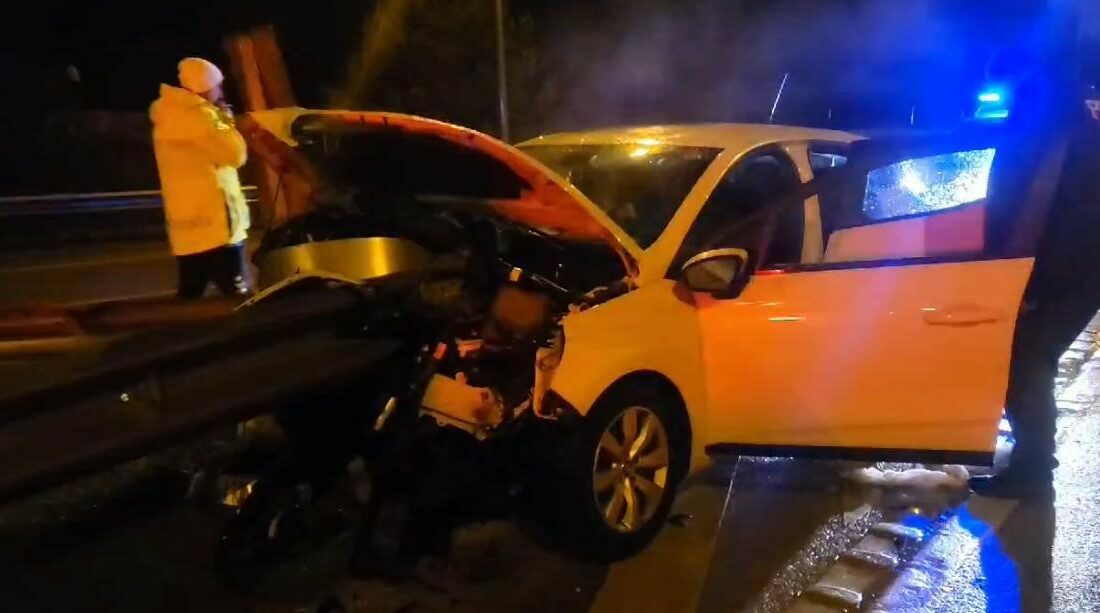 Bursa’da yağmurda kayan otomobil bariyerlere saplandı