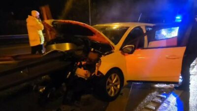 Bursa’da yağmurda kayan otomobil bariyerlere saplandı