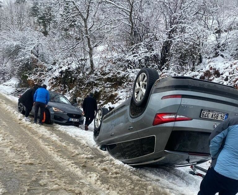 Uludağ yolu çarpışan otomobil pistine döndü