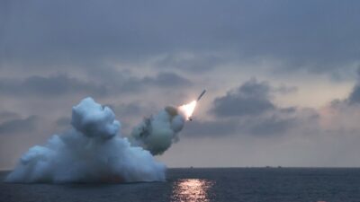 Kuzey Kore lideri Kim yeni stratejik seyir füzesinin test atışını denetledi