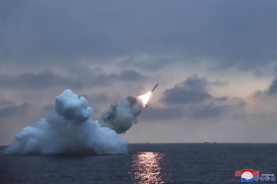 Kuzey Kore lideri Kim yeni stratejik seyir füzesinin test atışını denetledi