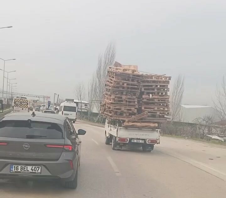 Bursa’da tehlikeli taşımacılık kamerada