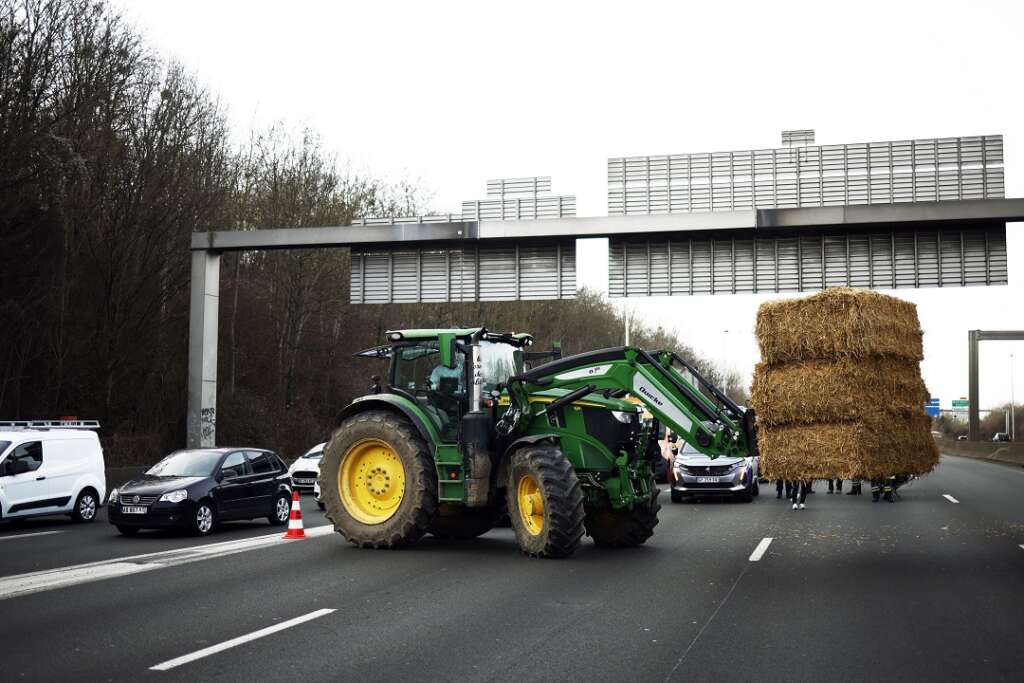 Fransa’da çiftçiler otoyolları kapatarak Paris’i abluka altına aldı