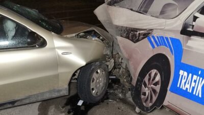 Bursa’da otomobil yol kenarındaki polis otomobili maketine çarptı