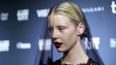 İngiliz oyuncu Mia Goth’a şiddet suçlaması