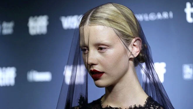 İngiliz oyuncu Mia Goth’a şiddet suçlaması