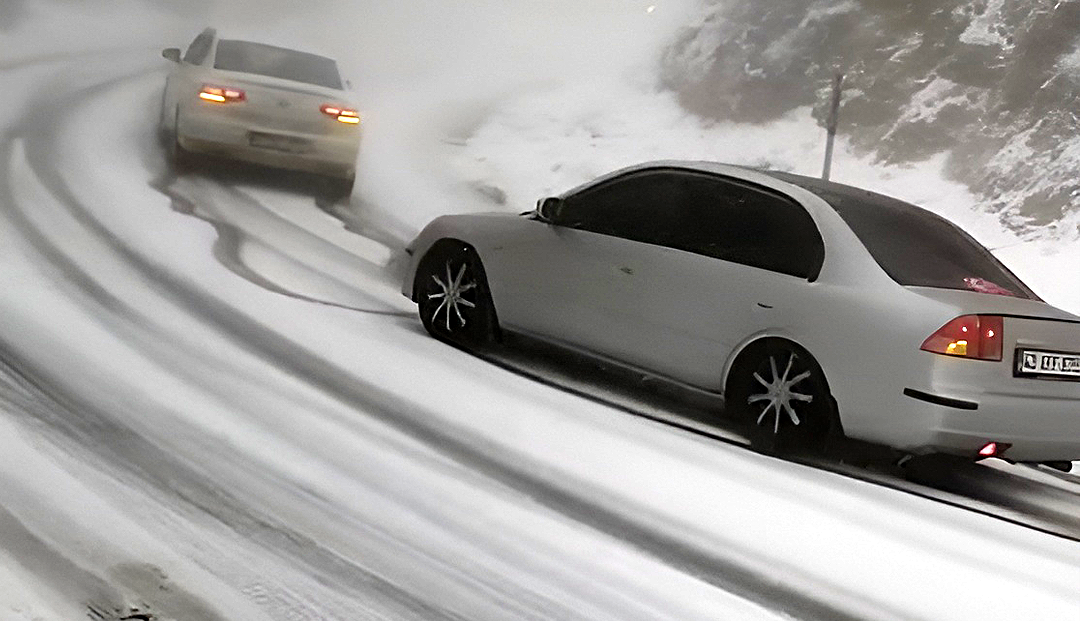 Bursa-Kütahya arasında yoğun kar: Araçlar yolda kaldı