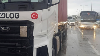 Bursa’da korkutan kaza: TIR, kırmızı ışıktaki ticari araca çarptı
