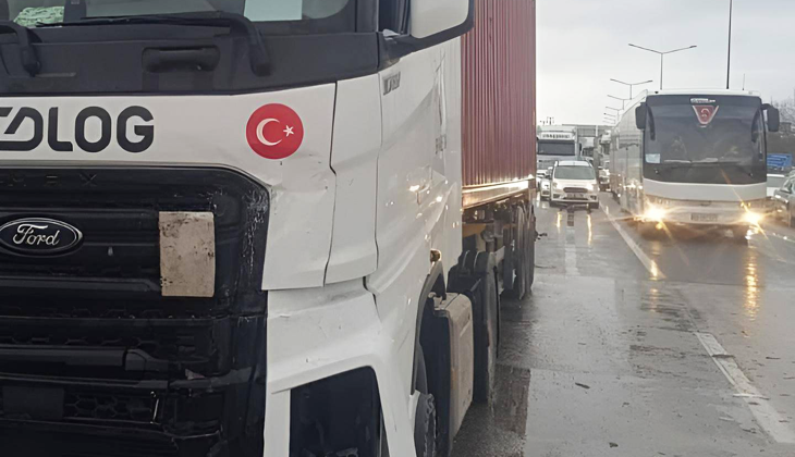 Bursa’da korkutan kaza: TIR, kırmızı ışıktaki ticari araca çarptı