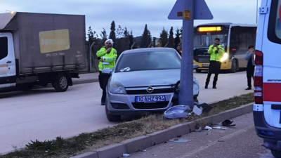 Kontrolden çıkan otomobil yayalara çarptı: 1’i bebek 4 kişi yaralandı