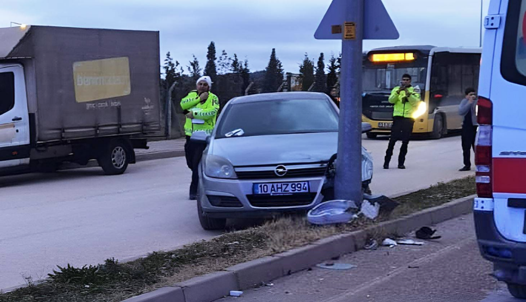 Kontrolden çıkan otomobil yayalara çarptı: 1’i bebek 4 kişi yaralandı