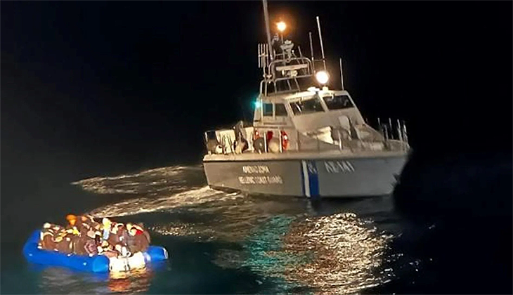 Yunan botu kaçak göçmenleri batırmaya çalıştı: Türk Sahil Güvenlik yetişti