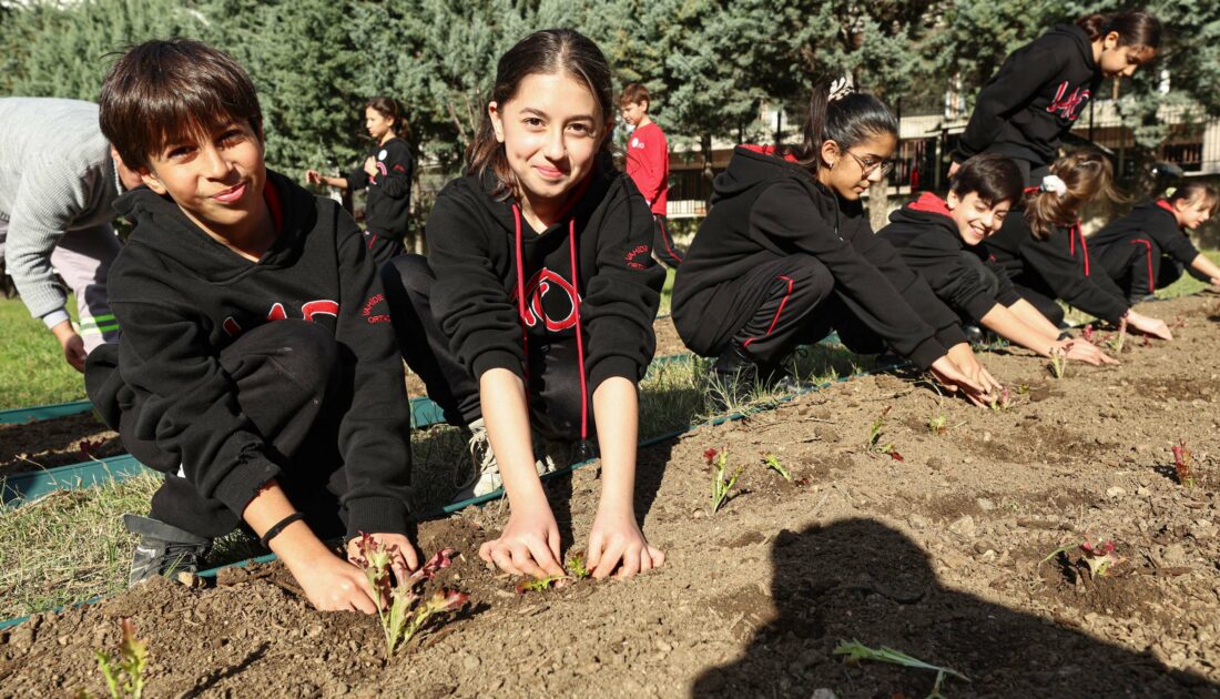 Başkan Erdem öğrencilerle çilek ve marul fidesi dikti