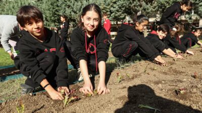 Başkan Erdem öğrencilerle çilek ve marul fidesi dikti