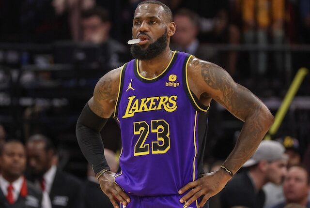 Los Angeles derbisinde kazanan Lakers