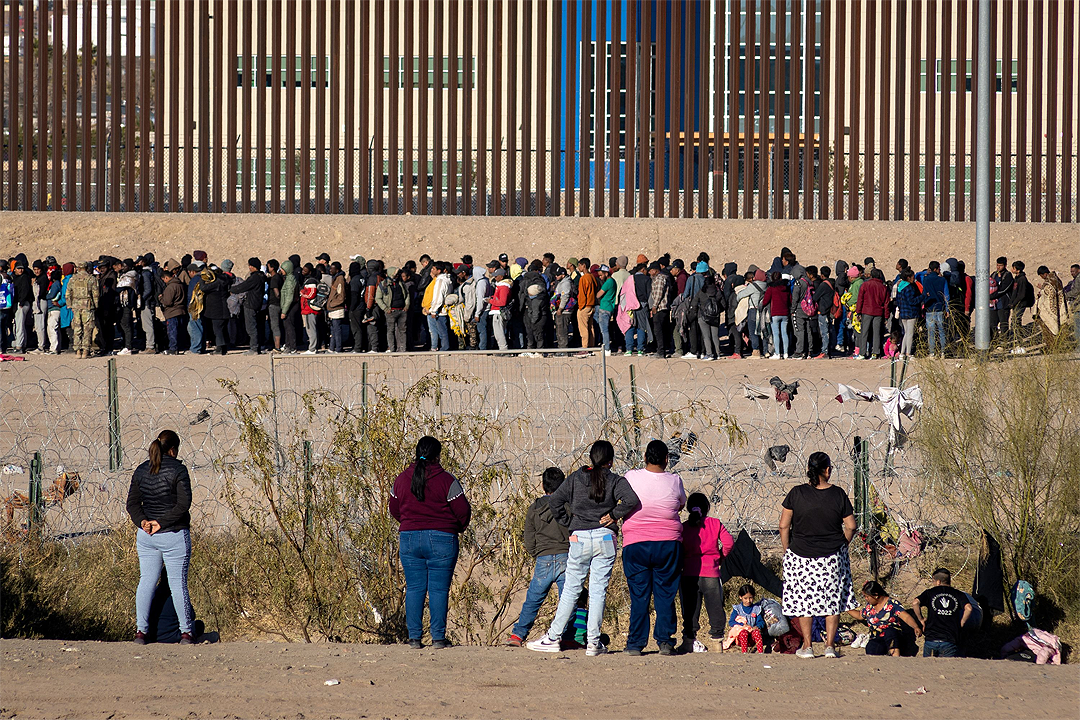 Biden, ABD-Meksika sınırını kapatacağını belirtti