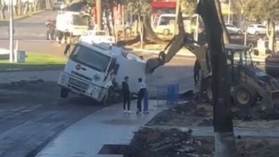 Bursa’da yol çöktü!