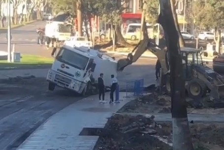 Bursa’da yol çöktü! Bursa’da yol çöktü!