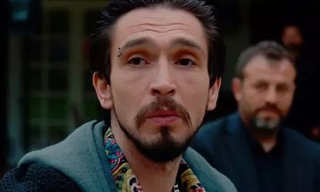 Ahmet Meli Yılmaz pembe ve saçı ve mini elbisesiyle olay oldu