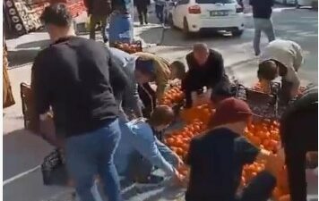 Bursa’da kamyonetten dökülen mandalinalar için herkes seferber oldu